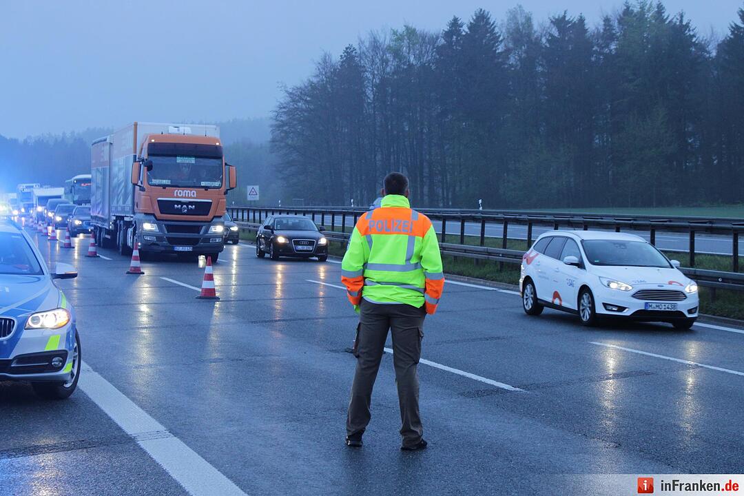 Starkregen sorgt für Abflug: Nissan schießt von Autobahn und landet drei Meter tiefer im Graben - Wagen überschlägt sich auf einer Strecke von 120 Metern mehrfach – Nissan bleibt völlig deformiert auf Wiese liegen – Fahrer eingeklemmt und schwerst verletzt – Polizei sucht nach Unfallzeugen