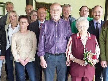 Ihren 90. Geburtstag feierte Helga Schultheiß in Guttenberg. Unser Bild zeigt die Jubilarin (vorne, mit Blumen) im Kreise der Familie und Gratulantenschar. Foto: Klaus-Peter Wulf