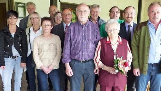 Ihren 90. Geburtstag feierte Helga Schultheiß in Guttenberg. Unser Bild zeigt die Jubilarin (vorne, mit Blumen) im Kreise der Familie und Gratulantenschar. Foto: Klaus-Peter Wulf
