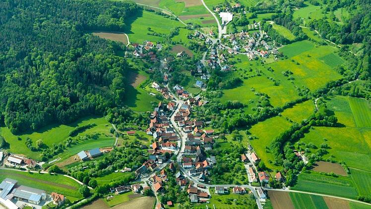 Im Zuge der Dorferneuerung wurden in Rüssenbach vier Verkehrsanlagen gemacht, die Kosten werden 2018 abgerechnet. Im selben Jahr wird  auch der Verbesserungsbeitrag der Abwasserbeseitung in  Ebermannstadt fällig. Foto:Ronald Rinklef
