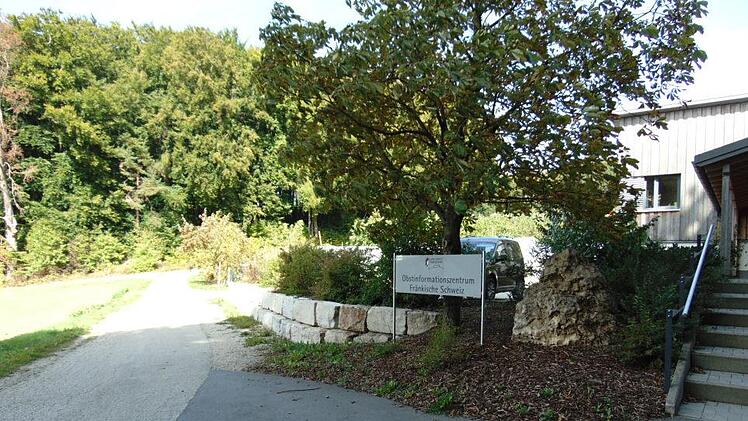 Zufahrt und  Rangiermöglichkeiten am Obstinformationszentrum Hiltpoltstein sind sehr beengt. Der Möchser Weg, die Straße zur kreiseigenen Versuchsanlage, soll  ausgebaut werden, doch der Kreis will nur einen Teil der Kosten übernehmen. Foto: Petra Malbrich