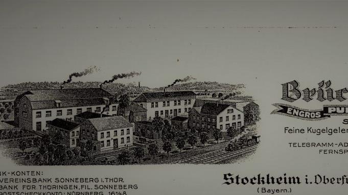 Briefkopf der Puppenfabrik Brückner & Och von 1918, in der Nähe des Stockheimer Bahnhofs gelegen. Zu sehen sind links, vorne das ehemalige Gasthaus "Zur Post" (alte Nummer 62), dahinter die Puppenfabrik (2000 abgebrochen), rechts daneben die Schuhfabrik Andreas und Alfred Och sowie rechts vorne das Anwesen von Karl Brückner (alte Nummer 50). In unmittelbarer Nähe sind nun zwei größere Wohnkomplexe geplant. Repro: Gerd Fleischmann