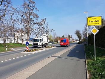 Man muss nicht viel ändern, um Radwege besser zu machen. Die Einfahrt von Süden aus nach Ebensfeld ist ein Beispiel dafür. Hier endet der Radweg direkt in der Einmündung einer Seitenstraße. Eine andere Verkehrsführung wäre sinnvoll. Fotos: Tobias Kindermann