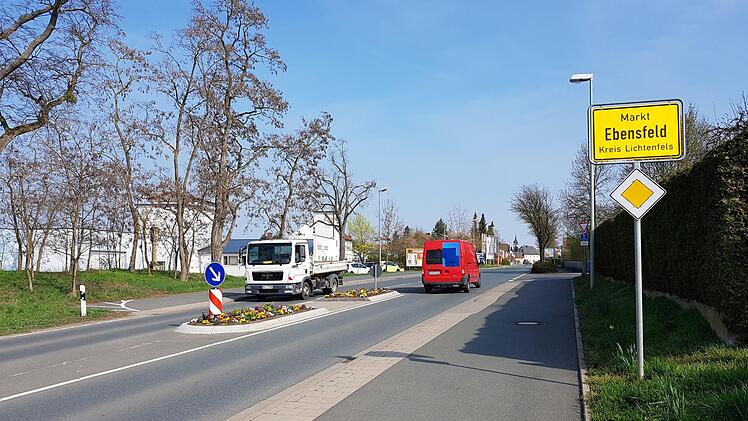 Man muss nicht viel ändern, um Radwege besser zu machen. Die Einfahrt von Süden aus nach Ebensfeld ist ein Beispiel dafür. Hier endet der Radweg direkt in der Einmündung einer Seitenstraße. Eine andere Verkehrsführung wäre sinnvoll. Fotos: Tobias Kindermann