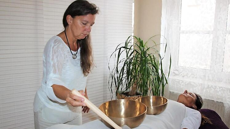 Wenn Judith Beuschel die Klangschalen anschlägt, nimmt der Körper von Klientin Michaela Eibert die Schwingungen auf.  Fotos: Andreas Dorsch