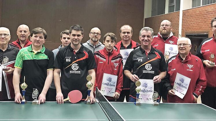 Tischtennis-Vereinsmeister im Einzel wurde beim TSV Ebersdorf Abteilungsleiter Rene Großmann (Fünfter von links). Mit im Bild die weiteren Nächstplatzierten mit (von links) Friedrich Schlosser, Markus Tröbs, Andreas Zipfel, Cedric Fröba, Michael Zenetti, Simon Fritz, Günter Neubauer, Peter Sorge, Thomas Bergner, Karl-Heinz Schlosser und Volkmar Reitz  Foto: Pinzer/hf