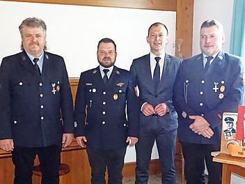 Johannes H&ouml;sch (2.&nbsp;v.&nbsp;l.) ist neuer Kommandant der Freiwilligen Feuerwehr Oberfellendorf/St&ouml;rnhof.