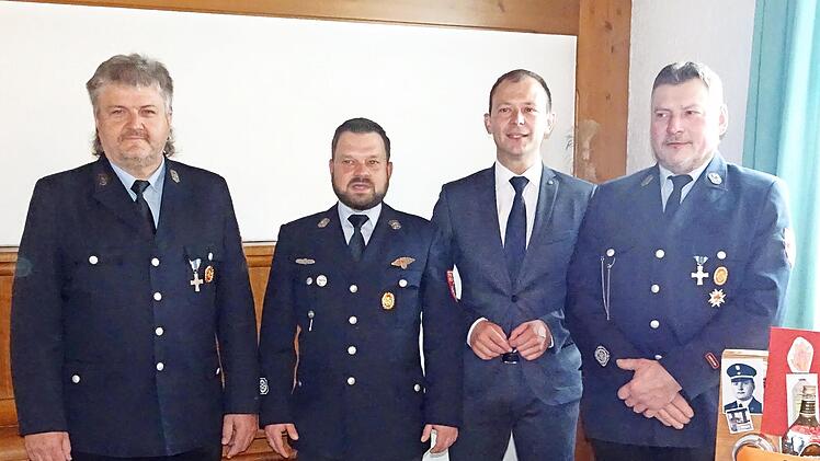 Johannes Hösch (2. v. l.) ist neuer Kommandant der Freiwilligen Feuerwehr Oberfellendorf/Störnhof.