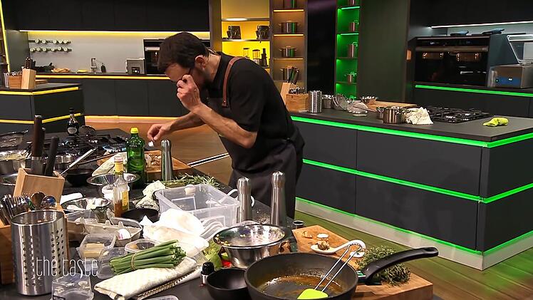 "Ich habe selten so einen Saustall gesehen": Elif Oskan ist fassungslos, wie raumreifend Steffen Henssler arbeitet, wenn er selbst kochen muss.