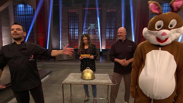 Pl&uuml;schige Frotzelei: Steffen Henssler stellte den Osterhasen als Tim M&auml;lzer vor.