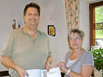 Für eine bereits 20-jährige Schiedsrichtertätigkeit wurde Hans-Albert Braemer vom TTC Tiefenlauter von der Bezirksschiedsrichterobfrau Margit Mörtl aus Hof ausgezeichnet. Foto: Hans Franz