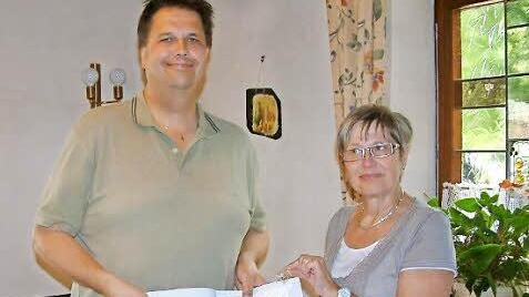 Für eine bereits 20-jährige Schiedsrichtertätigkeit wurde Hans-Albert Braemer vom TTC Tiefenlauter von der Bezirksschiedsrichterobfrau Margit Mörtl aus Hof ausgezeichnet. Foto: Hans Franz