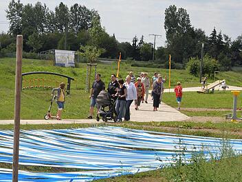 Die Gundelsheimer Bürger flanieren in ihrem neuen Park.Fotos: R. Rinklef