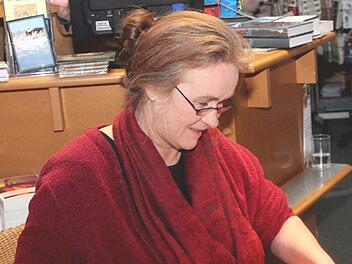 Ulrike Bergmann an ihrer Drehleier  Foto: Johanna Blum