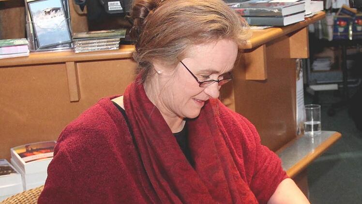 Ulrike Bergmann an ihrer Drehleier  Foto: Johanna Blum