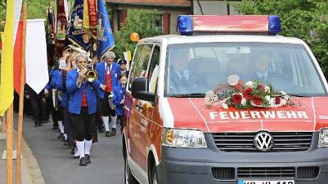 Umzug: Mit Musik und Fahnen und natürlich dem neuen Fahrzeug an der Spitze zogen die Feuerwehren auf den Festplatz.  Fotos: Dieter Britz