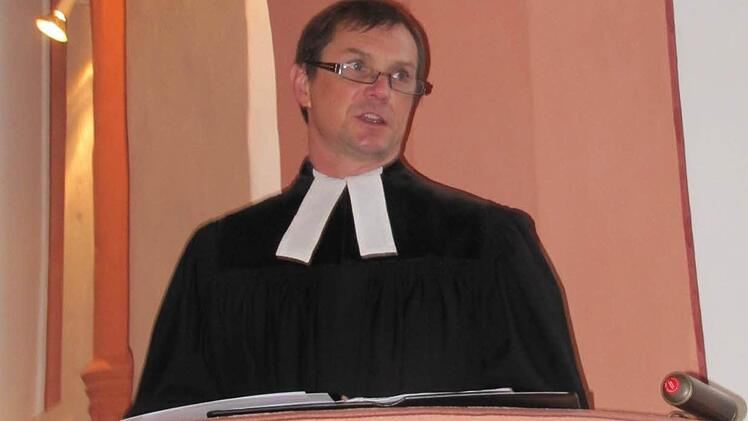 Pfarrer Göpfert auf der Kanzel.