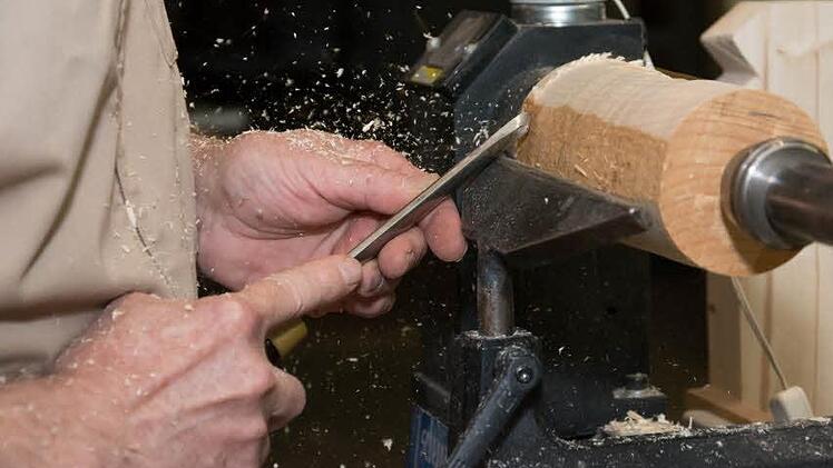 An der Drehbank  Foto: Björn Hein