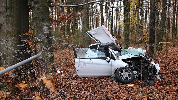 Völlig zerstört blieb der Unfallwagen direkt neben der Autobahn liegen. Die Feuerwehr befreite den eingeklemmten Fahrer. Foto: Ralf Ruppert