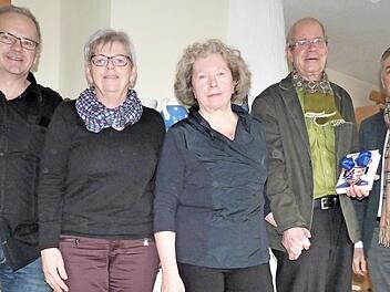 Gemeinderat Ulrich Stelter feierte kürzlich seinen 75. Geburtstag. Unser Bild zeigt (von links) Detlef Fischer, Margitte Kastner, Ellen und Ulrich Stelter sowie Bürgermeister Siegfried Decker.  Foto: Werner Reißaus