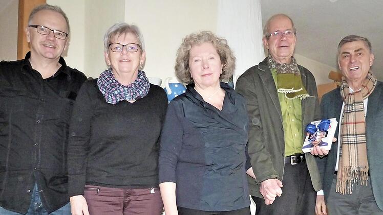 Gemeinderat Ulrich Stelter feierte kürzlich seinen 75. Geburtstag. Unser Bild zeigt (von links) Detlef Fischer, Margitte Kastner, Ellen und Ulrich Stelter sowie Bürgermeister Siegfried Decker.  Foto: Werner Reißaus