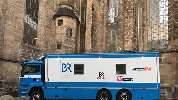 Der Bayerische Rundfunk zeichnete die Uraufführung von Marcus Reißenbergers Psalmvertonung "MEM 29" in der Coburger Morizkirche auf.Foto: Jochen Berger