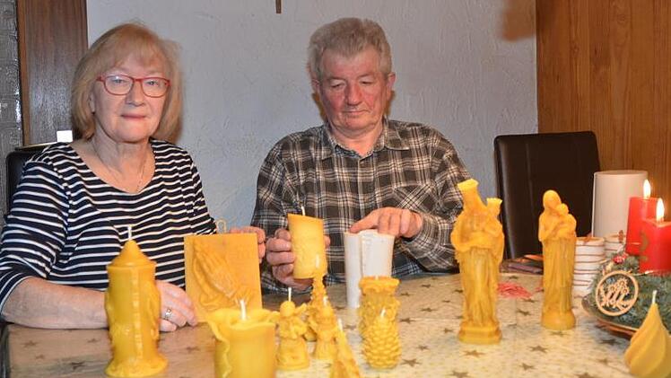 Hobby-Imker und Bastler Hans Ludwig zeigt mit Ehefrau Elvira einen kleinen Ausschnitt seiner Wachsfiguren und zerlegt dabei eine Kerzenform. Die Ehefrau zeigt ein Wachsmodell der "betende Hände" von Albrecht Dürer.  Foto: Karl-Heinz Hofmann