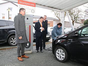 Auch Ingrid Flieger fährt elektrisch. Hier "betankt" die Klimaschutz-Managerin des Landkreises gerade ihr Auto. Mit dabei (von links) Rainer Kleedorfer, Prokurist bei N-Ergie, Landrat Klaus Peter Söllner und der Geschäftsführer der Verkehrsakademie, Michael Möschel.  Foto: Katrin Geyer