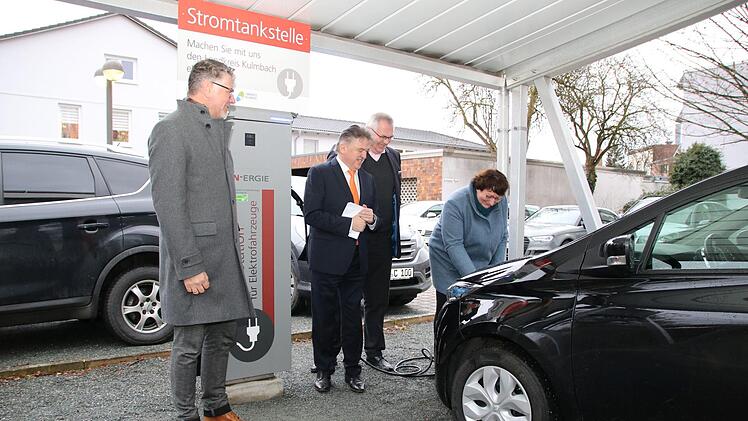 Auch Ingrid Flieger fährt elektrisch. Hier "betankt" die Klimaschutz-Managerin des Landkreises gerade ihr Auto. Mit dabei (von links) Rainer Kleedorfer, Prokurist bei N-Ergie, Landrat Klaus Peter Söllner und der Geschäftsführer der Verkehrsakademie, Michael Möschel.  Foto: Katrin Geyer