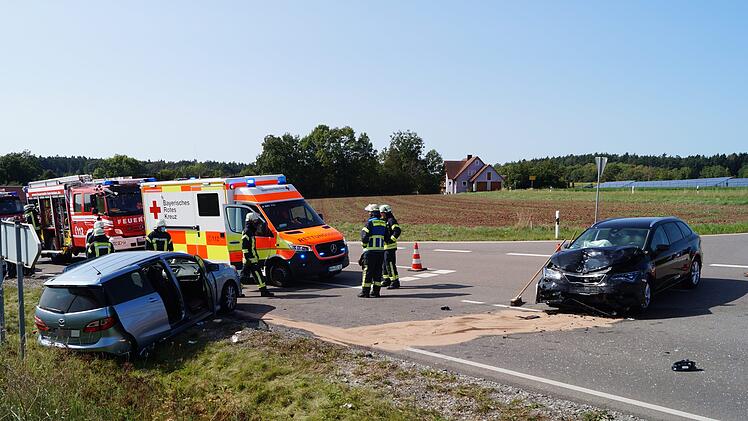 Auf der Staatsstraße 2248 kam es bei Herrieden (Landkreis Ansbach) zu einem Verkehrsunfall mit drei Verletzten.