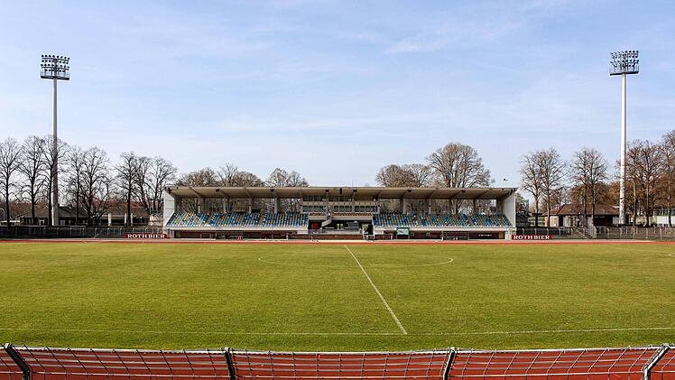 Seine Unverwechselbarkeit bekommt die Heimspielstätte des FC 05 Schweinfurt vor allem durch den Baumbestand im weiten Rund. Foto: Martin Kreklau