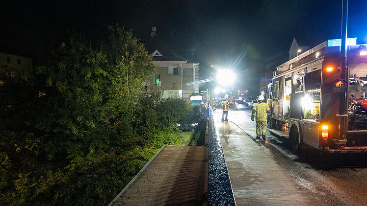 Lichtenfels: Audi kommt von Fahrbahn ab und droht auf Bahngleise zu stürzen