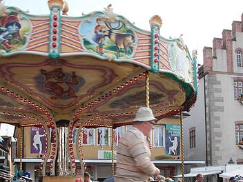 Am Marktplatz dreht sich f&uuml;r die Kinder das Karussell.