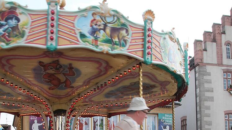 Am Marktplatz dreht sich f&uuml;r die Kinder das Karussell.