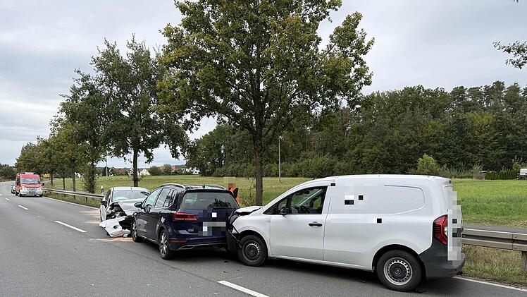 B470 bei Forchheim - Unfall mit drei beteiligten Autos