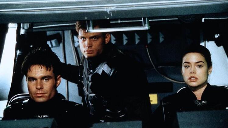 Auf den "Starship Troopers"-Nebenbuhler Zander Barcalow (links, Patrick Muldoon) ist Johnny Rico (Mitte) nicht gut zu sprechen.