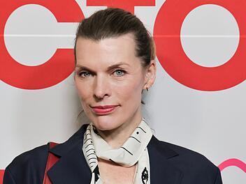 Schauspielerin Milla Jovovich spricht &uuml;ber den Spagat zwischen Karriere und Familie: "Es f&uuml;hlt sich eher an wie ein Pendel, das st&auml;ndig von einem Extrem ins andere schwingt."