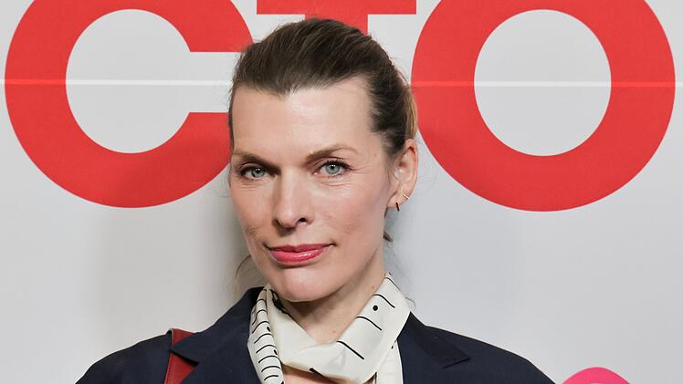 Schauspielerin Milla Jovovich spricht &uuml;ber den Spagat zwischen Karriere und Familie: "Es f&uuml;hlt sich eher an wie ein Pendel, das st&auml;ndig von einem Extrem ins andere schwingt."
