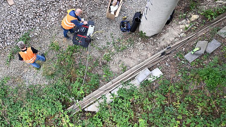 Mehrere Kabel nahe Bahngleisen durchtrennt