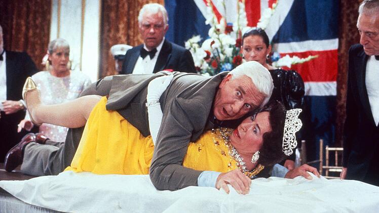 Frank Drebin (Leslie Nielsen) blamiert nicht nur sich selbst, sondern auch die britische K&ouml;nigin.