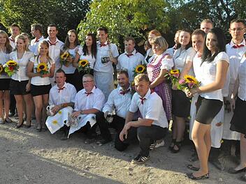 Die Kerwasburschen und ihre "Madli" tanzten um den Betz. Fotos: Roland Meister