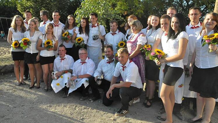 Die Kerwasburschen und ihre "Madli" tanzten um den Betz. Fotos: Roland Meister