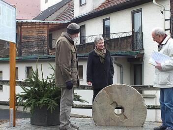 Ein Denkmal erinnert an die 13 Mühlen auf dem Gemeindegebiet in Burkardroth. Bürgermeister Waldemar Bug, 3. Bürgermeisterin Elisabeth Kuhn und  Alfred Saam weihten es ein. Fotos: Björn Hein