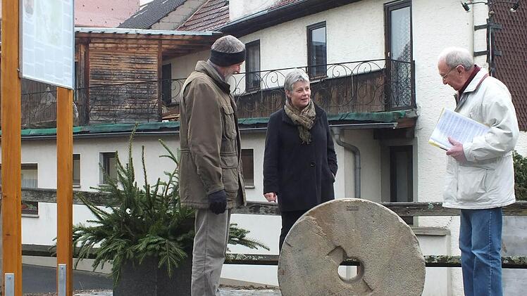 Ein Denkmal erinnert an die 13 Mühlen auf dem Gemeindegebiet in Burkardroth. Bürgermeister Waldemar Bug, 3. Bürgermeisterin Elisabeth Kuhn und  Alfred Saam weihten es ein. Fotos: Björn Hein