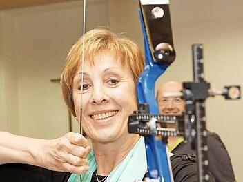 Emmy Berrisch probiert einen Bogen des Schützenvereins Bavaria Thulba aus. Fotos: Arkadius Guzy und Kerstin Väth