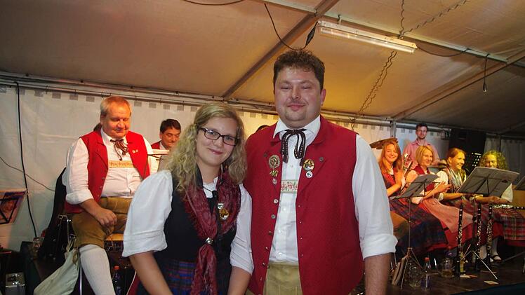 Der Vorsitzende des Musikvereins Hesselbach, Ralf Welsch (rechts), gratulierte Victoria Eidloth (links) zum bestandenen goldenen Musikerleistungsabzeichen.
