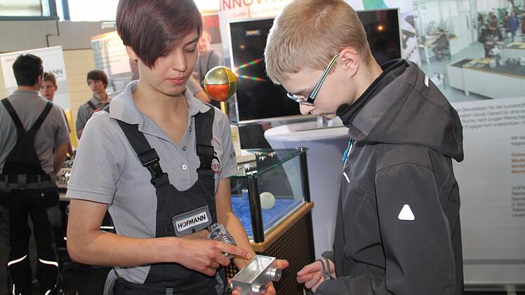 Luisa Schulz (li.) Auszubildende im dritten Lehrjahr bei der Firmengruppe Hofmann zeigt Florian Zeitler (re.) was während eines Praktikums angefertigt wird.