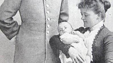 Tom von Prince und seine Frau Magdalene, geb. von Massow, mit ihrem ersten Kind  Repros: Friedwald Schedel