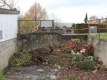 Außerhalb der Friedhöfe liegende Grüngut-Kippen wie hier in Hausen werden zurückgebaut. Zu oft werden sie zur Müllentsorgung missbraucht. Foto: Thomas Mäuser