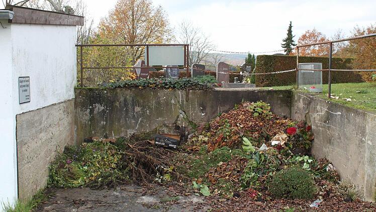 Außerhalb der Friedhöfe liegende Grüngut-Kippen wie hier in Hausen werden zurückgebaut. Zu oft werden sie zur Müllentsorgung missbraucht. Foto: Thomas Mäuser